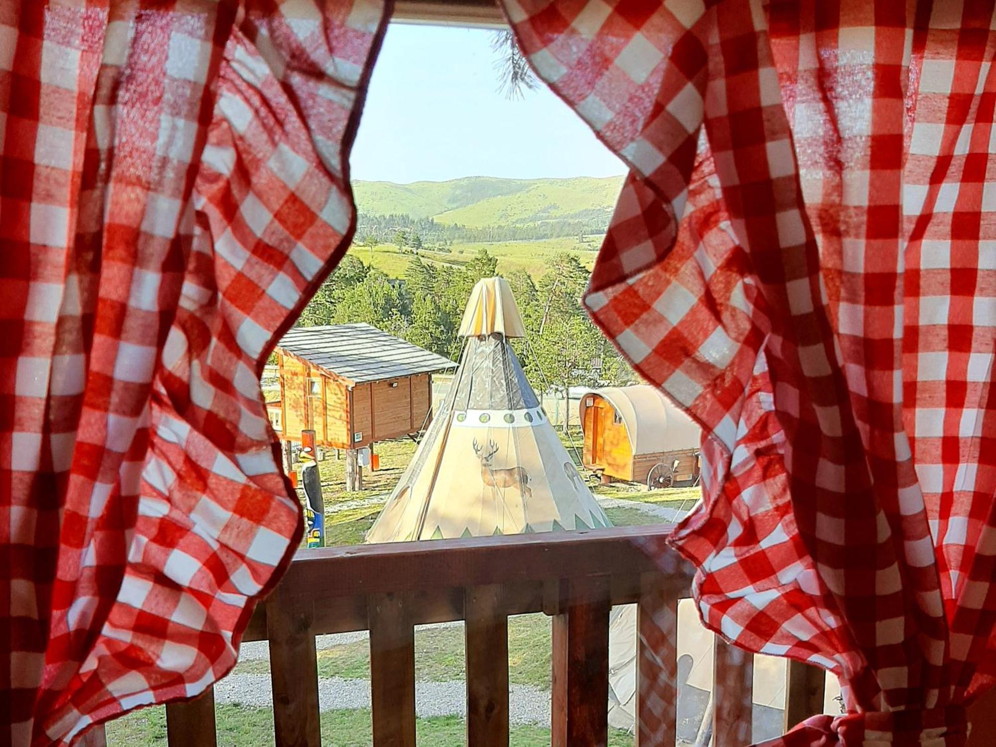 El Paso City, Zlatibor - Unique Wooden Cottages, Treehouse, Wild West Rooms, Accommodation 1-6 People חדר תמונה